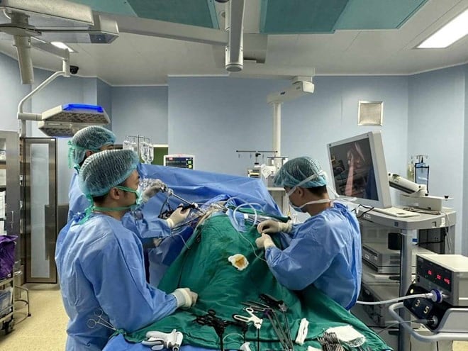 Bác sĩ sửa thận bên ngoài cơ thể, ghép lại thành công cho bệnh nhân. Ảnh: BVCC