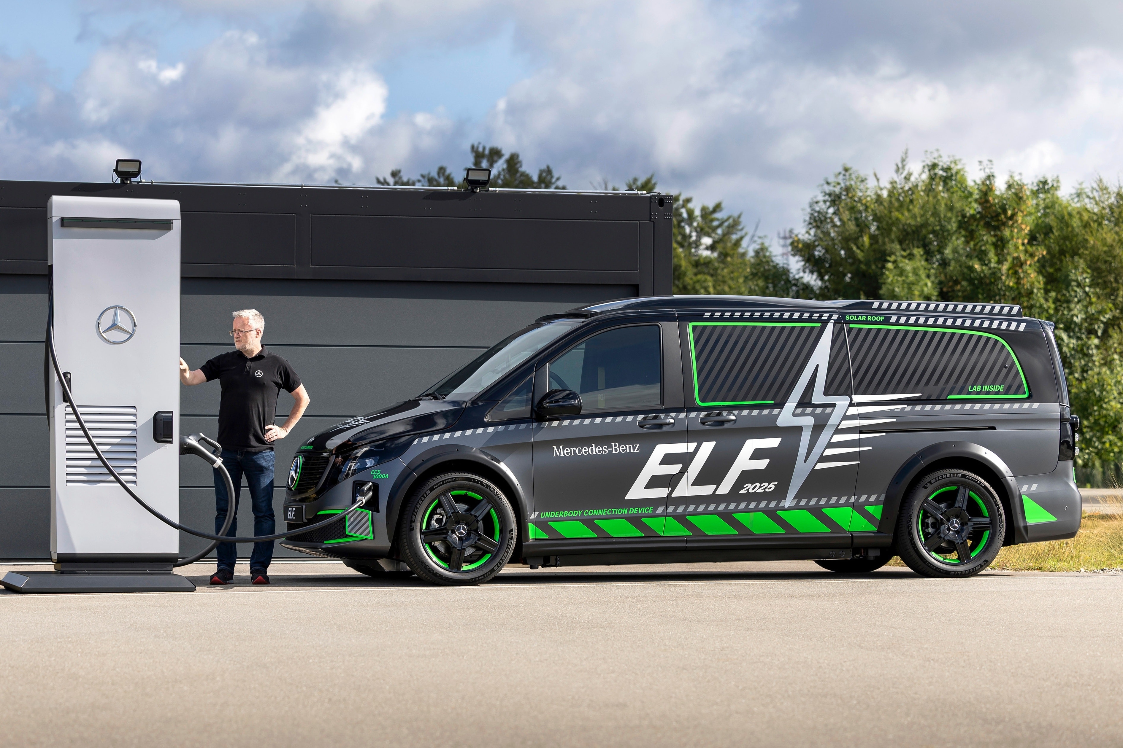 Mercedes-Benz ELF ជាមួយនឹងដំណោះស្រាយសាកថ្មស្តង់ដារ