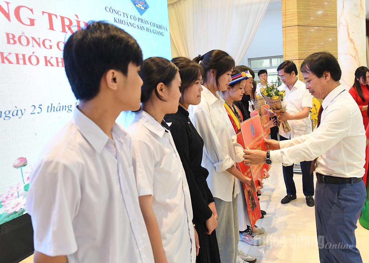  Ông Đỗ Khắc Hùng, Giám đốc Công ty cổ phần Cơ khí và Khoáng sản Hà Giang trao học bổng cho các sinh viên có hoàn cảnh đặc biệt khó khăn.
