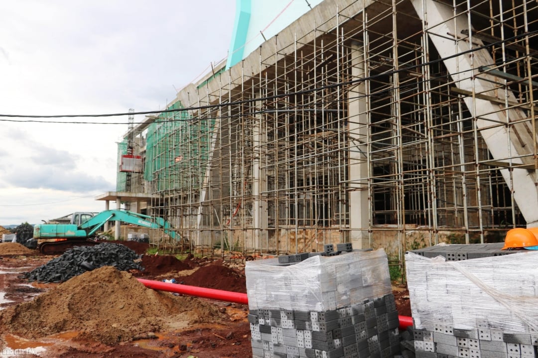 ທ່ານ​ຮອງ​ປະ​ທານ​ຄະ​ນະ​ກຳ​ມະ​ການ​ປະ​ຊາ​ຊົນ​ແຂວງ ເຈືອງ​ກົງ​ໄທ ໄດ້​ຮຽກ​ຮ້ອງ​ໃຫ້​ບັນ​ດາ​ນັກ​ລົງ​ທຶນ ແລະ ບັນ​ດາ​ອົງ​ການ​ກໍ່​ສ້າງ​ຕ້ອງ​ເລັ່ງ​ລັດ​ຄວາມ​ຄືບ​ໜ້າ​ຂອງ​ການ​ປະ​ຕິ​ບັດ​ໂຄງ​ການ.