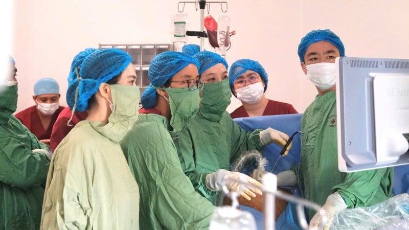 L'équipe du Dr Phan Thi Huyen Thuong et du Dr Do Tuan Dat a effectué une intervention fœtale sur la femme enceinte.