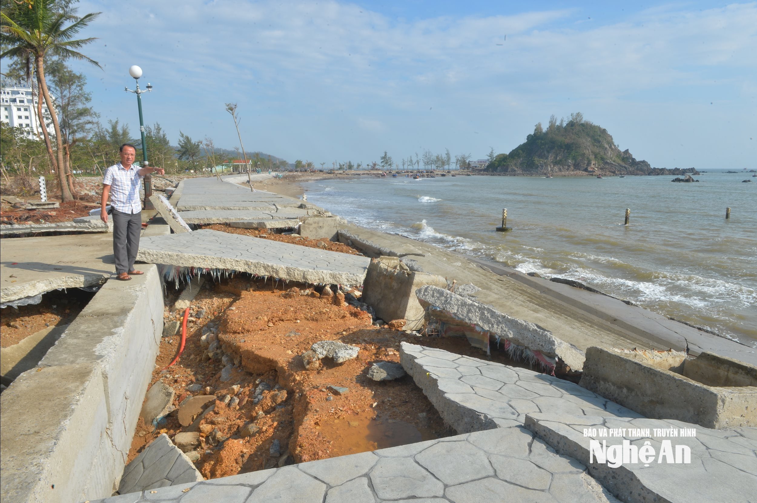 Bờ kè ven biển phường Cửa Lò bị sóng lớn do bão đánh sập, gây hư hỏng nghiêm trọng. Ảnh: Văn Trường