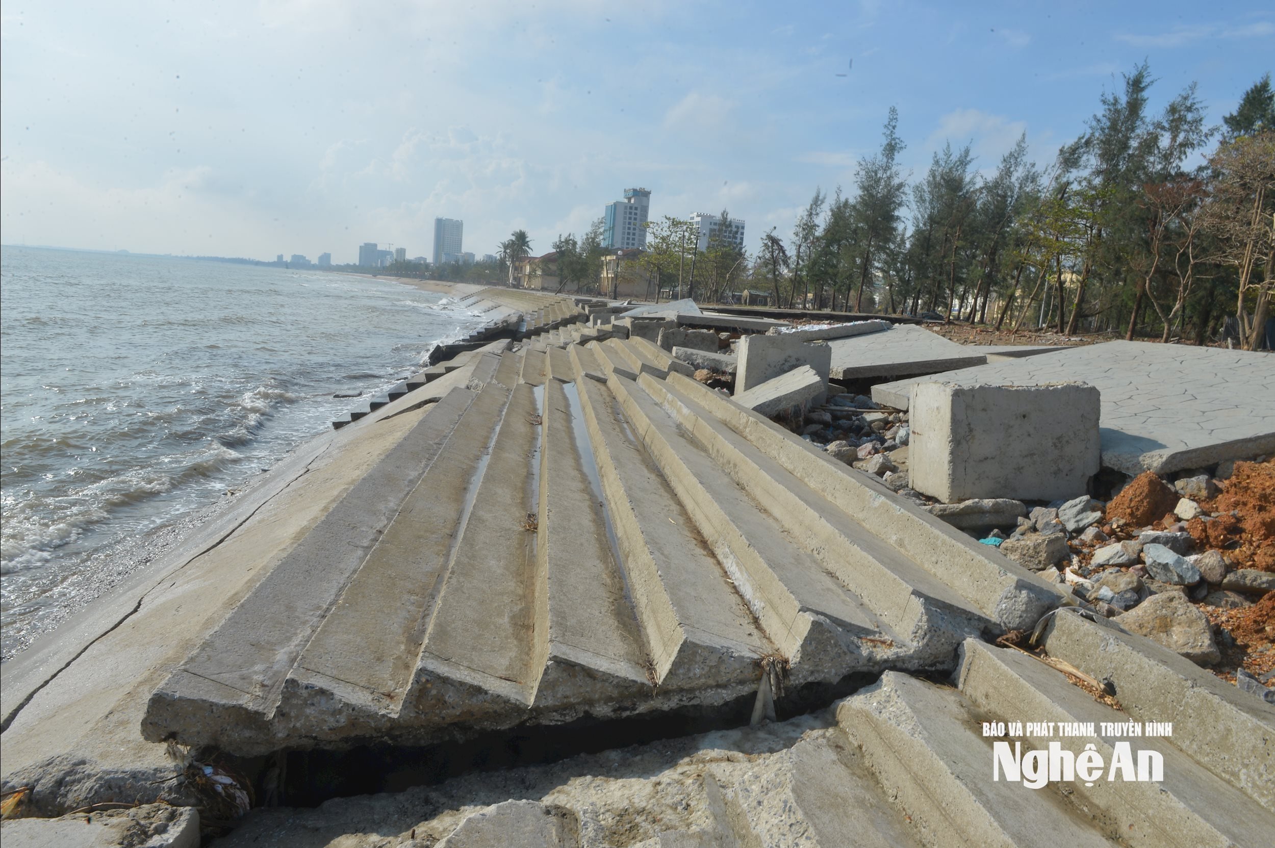 Các bậc lên xuống dọc bờ kè biển phường Cửa Lò bị sóng bão đánh sập, hư hỏng nặng. Ảnh: Văn Trường.