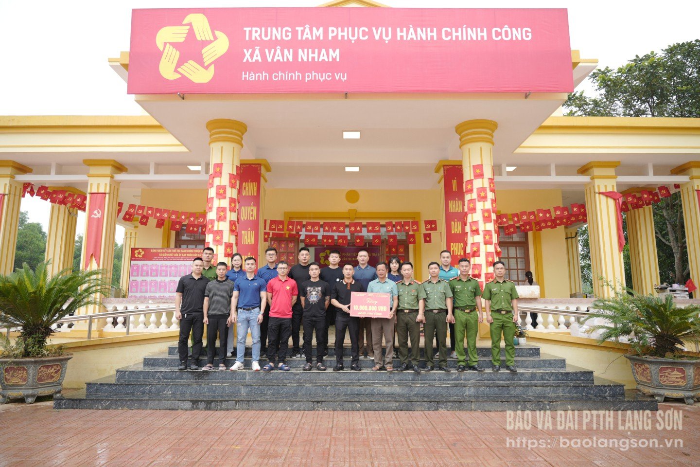 តំណាងគណៈកម្មាធិការរណសិរ្សមាតុភូមិវៀតណាមឃុំ Van Nham បានទទួលជំនួយហិរញ្ញវត្ថុពីគណៈប្រតិភូ។