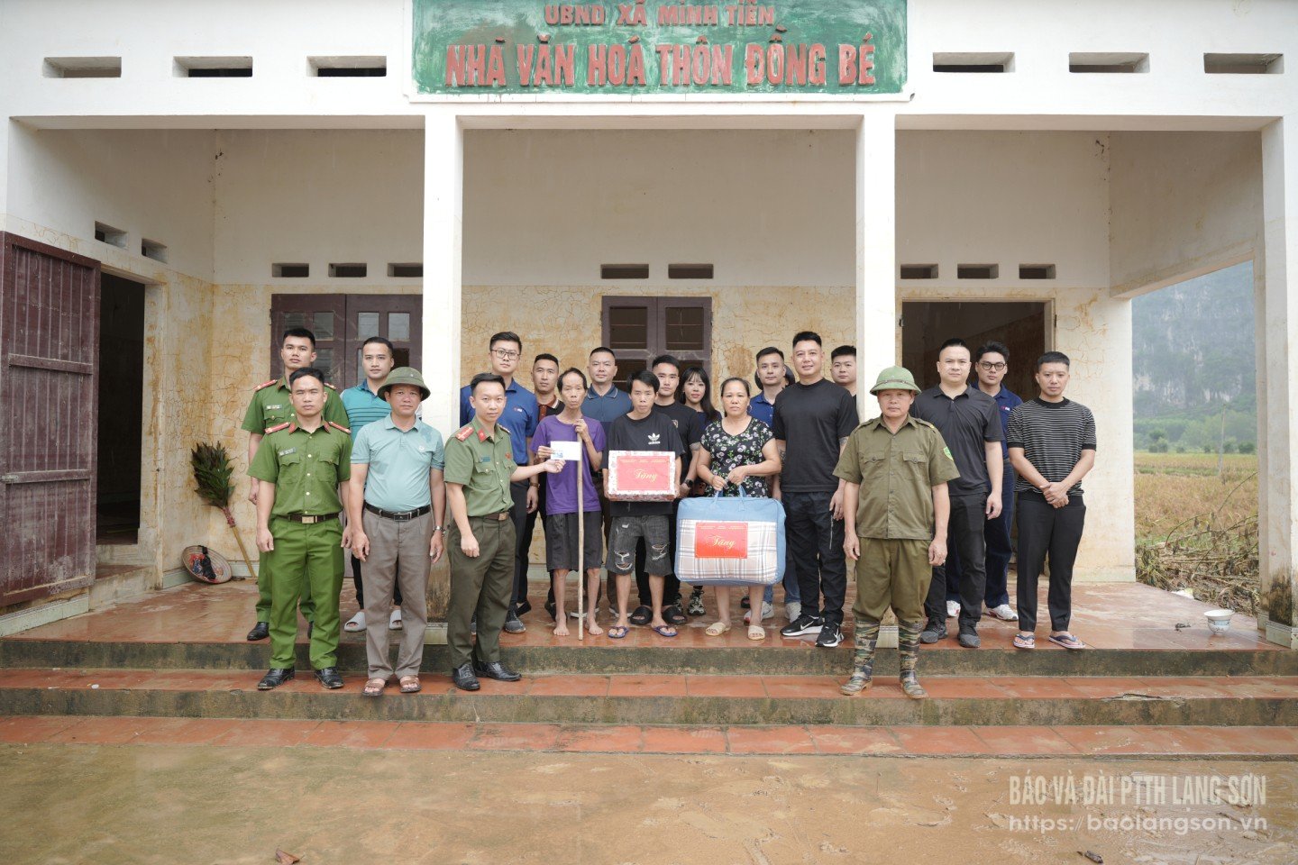 គណៈប្រតិភូបានប្រគល់អំណោយឧបត្ថម្ភដល់គ្រួសារនៅឃុំវ៉ាន់ញ៉ំ