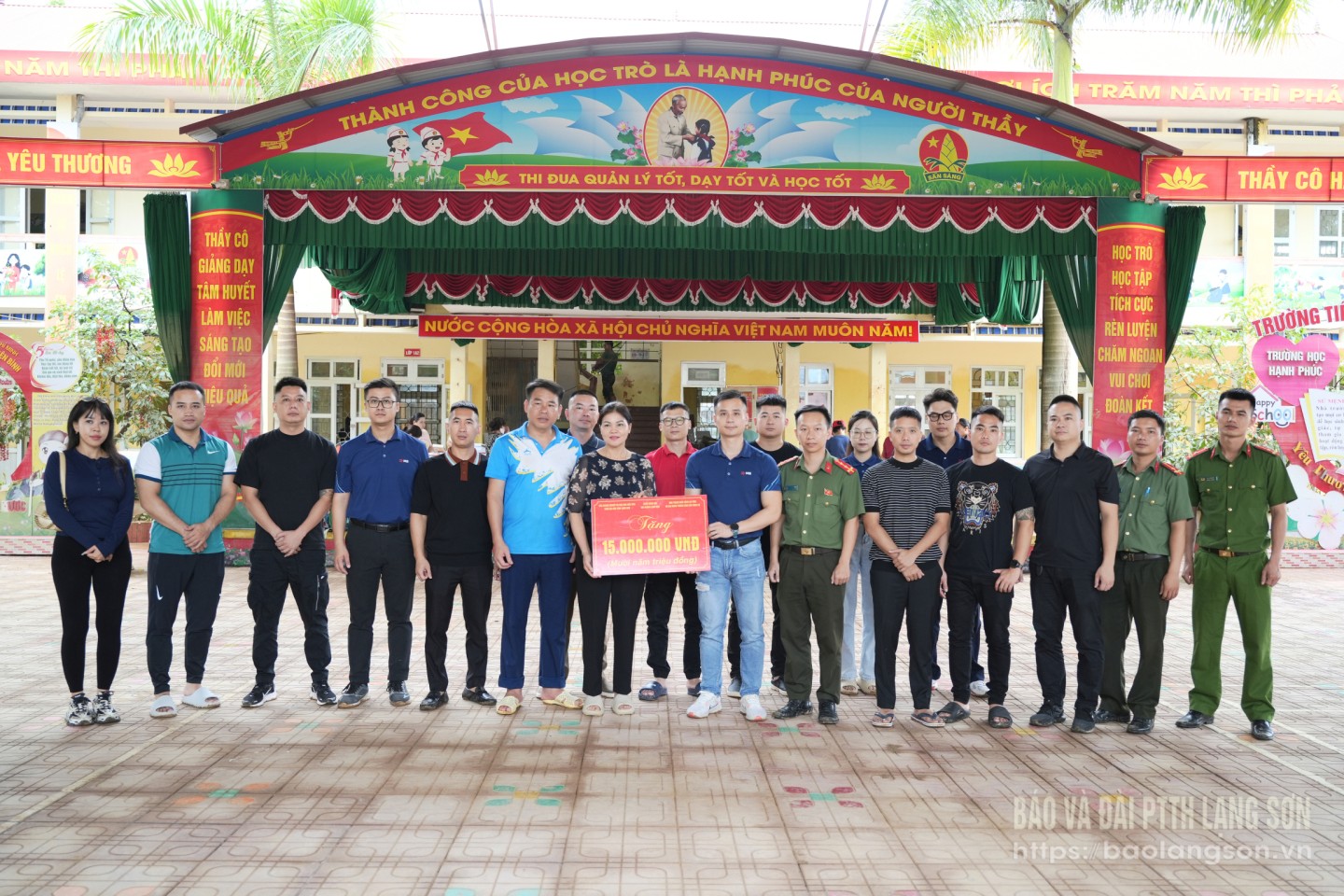 គណៈប្រតិភូបានប្រគល់ជំនួយហិរញ្ញវត្ថុដល់សាលាបឋមសិក្សា Yen Binh ឃុំ Yen Binh។