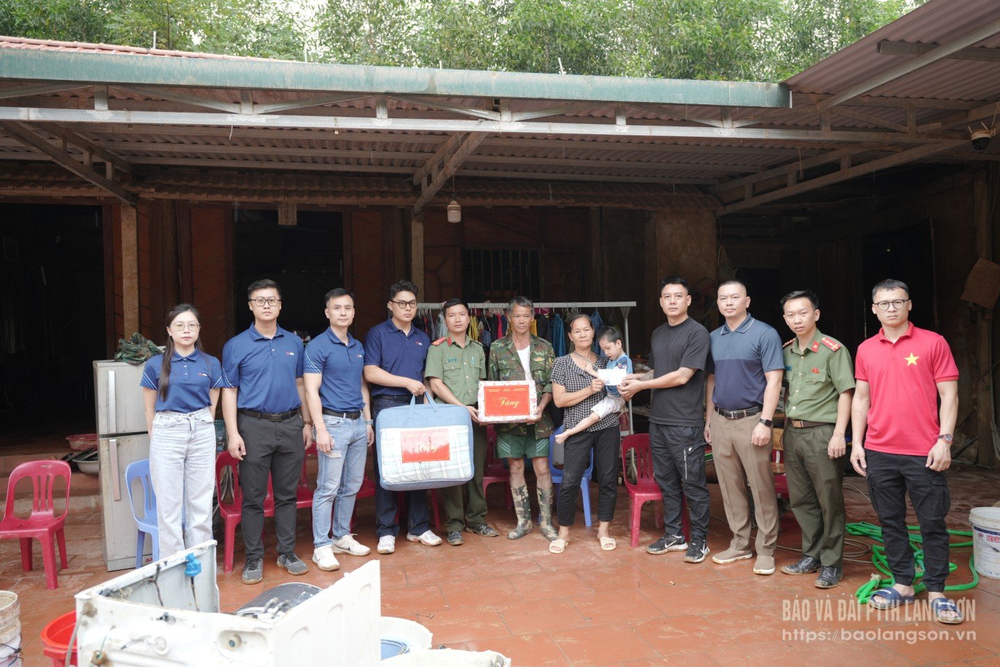 គ្រួសារដែលរងផលប៉ះពាល់យ៉ាងធ្ងន់ធ្ងរដោយខ្យល់ព្យុះ និងទឹកជំនន់នៅឃុំ Yen Binh ទទួលបានអំណោយឧបត្ថម្ភ។