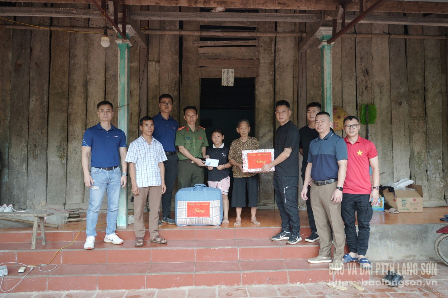 គ្រួសារដែលមានស្ថានភាពលំបាកក្នុងឃុំ Yen Binh ទទួលបានអំណោយឧបត្ថម្ភ