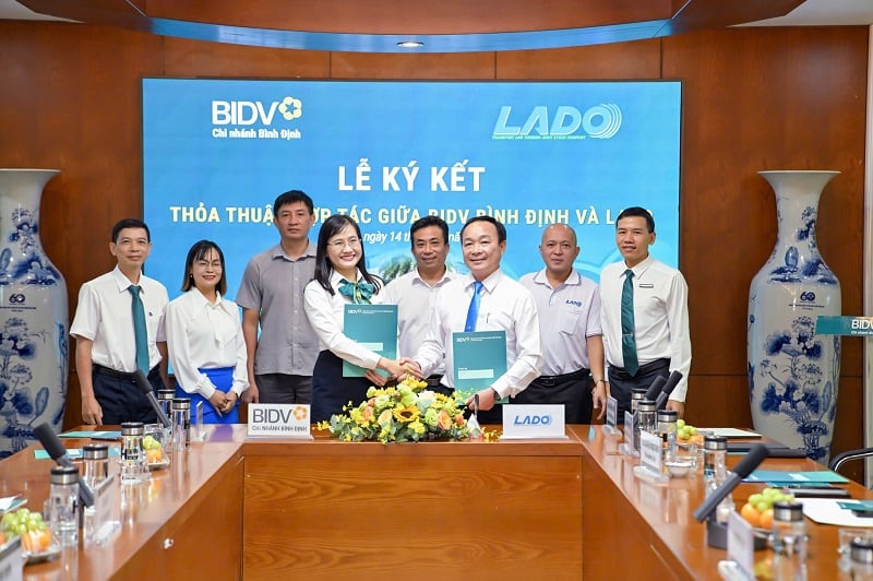 ລົງ​ນາມ​ໃນ​ການ​ຮ່ວມ​ມື​ຮອບ​ດ້ານ​ລະ​ຫວ່າງ BIDV Binh Dinh ແລະ Lado taxi.