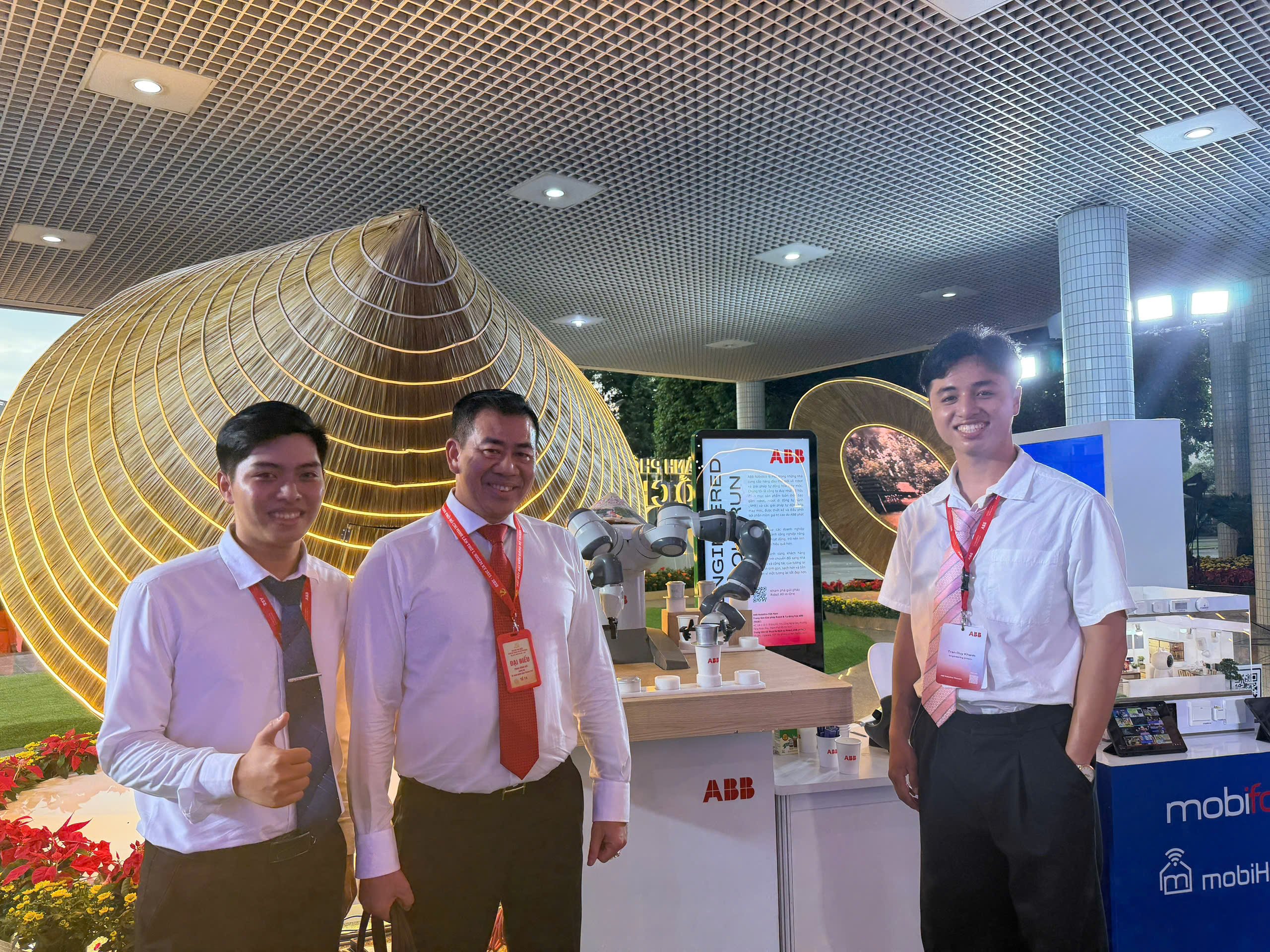 Chân dung nam sinh điển trai giới thiệu robot với Tổng Bí thư Tô Lâm - Ảnh 1.