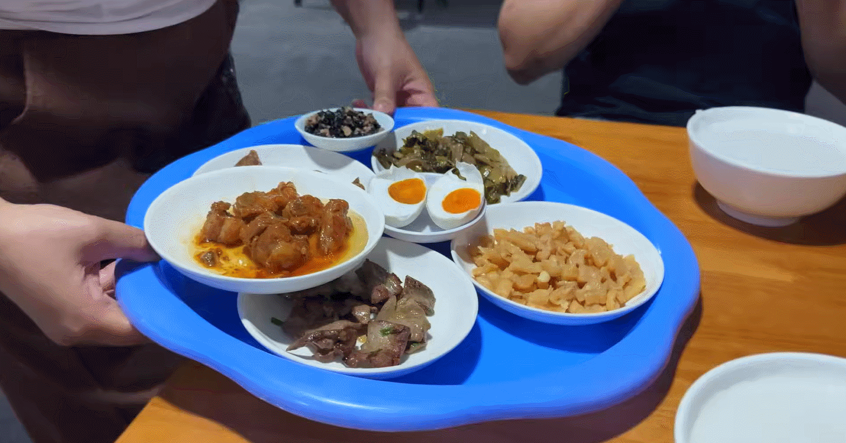 Đặc sản Quảng Ninh không phải ai cũng biết, bày biện như mâm cỗ, 3-4 người ăn no