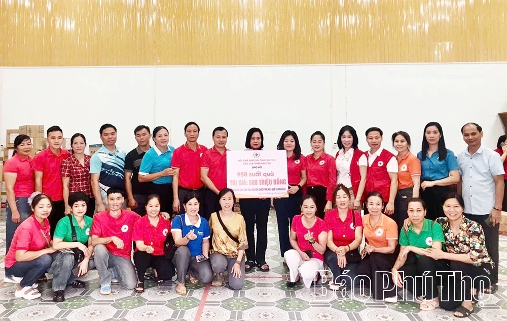 Předání 950 darů na podporu obětí povodní v provincii Thai Nguyen