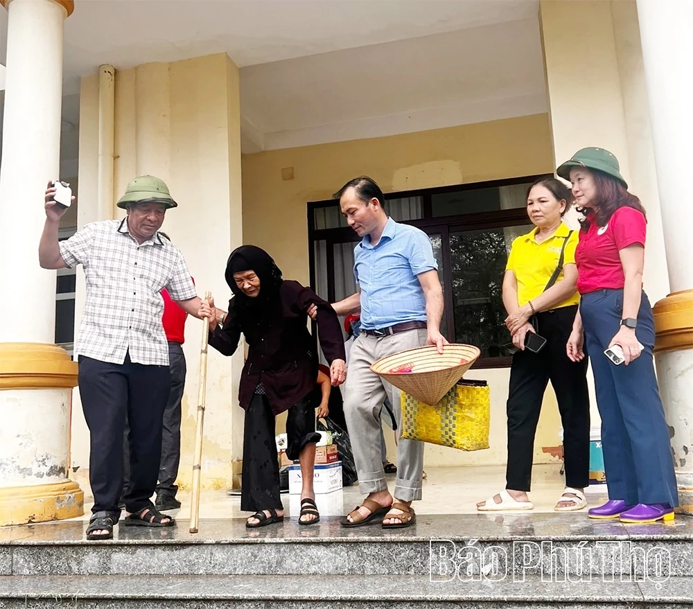 Předání 950 darů na podporu obětí povodní v provincii Thai Nguyen
