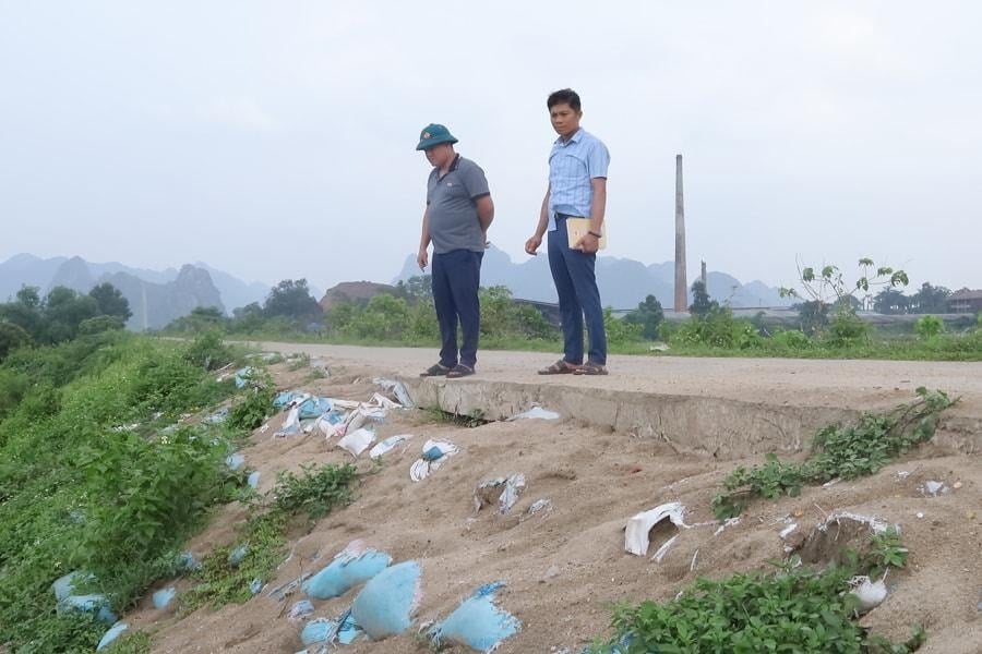 Minha comuna de Duc está revisando e investindo na modernização do dique de 700 metros para proteger os moradores da vila de Dong Chiem. Foto: Kim Nhuệ