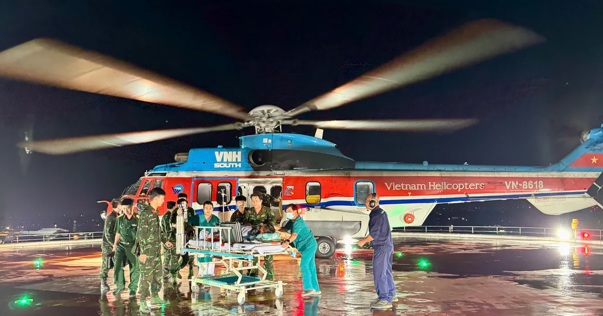 Trực thăng bay đêm cấp cứu bệnh nhân ở Trường Sa