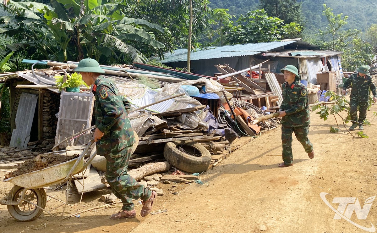 Soldaten räumten Erde und Steine ​​weg, die in die Häuser der Gemeinde Cao Minh gestürzt waren.