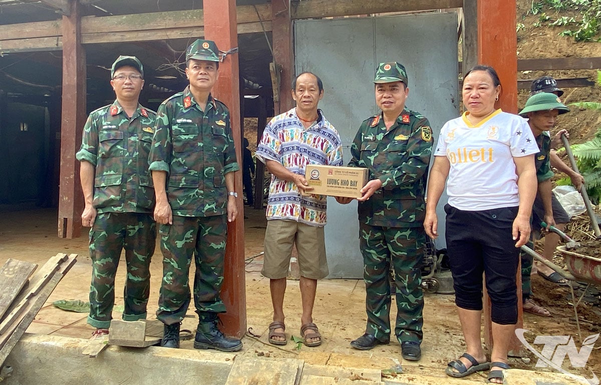 Oberst Ma Cong Hoc, Mitglied des Parteikomitees der Provinz und Politkommissar des Militärkommandos der Provinz (zweiter von rechts), überreichte Geschenke und sprach der Familie von Sam Phung Son Mut zu.