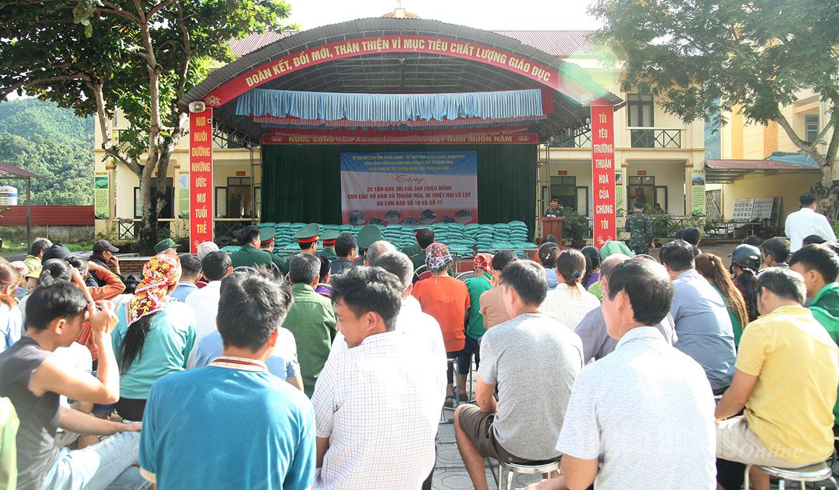 កម្មវិធីចែកអង្ករនៅឃុំ Thuan Hoa។