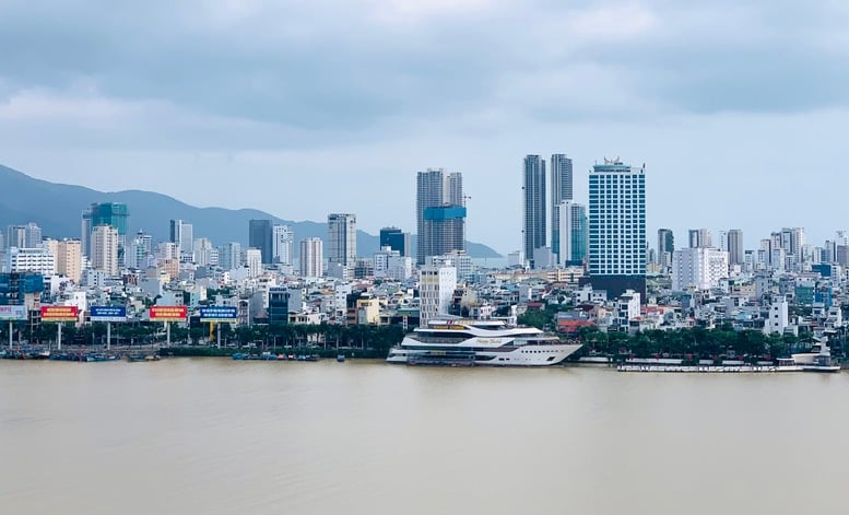 Da Nang plătește salarii mari pentru a atrage resurse umane de calitate pentru sectorul public - Foto 1. Đà Nẵng chi trả lương cao để thu hút nguồn nhân lực chất lượng cho khu vực công- Ảnh 1.