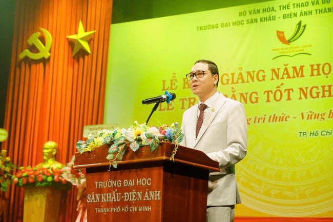 រោងមហោស្រព និងភាពយន្តមិនត្រឹមតែជាសិល្បៈប៉ុណ្ណោះទេ ថែមទាំងជាអាវុធដើម្បីកសាងប្រទេសវៀតណាមឱ្យរឹងមាំផងដែរ - រូបថត ១. Sân khấu và điện ảnh không chỉ là nghệ thuật, mà còn là vũ khí để xây dựng một Việt Nam hùng cường - Ảnh 1.