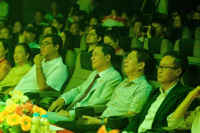 រោងមហោស្រព និងភាពយន្តមិនត្រឹមតែជាសិល្បៈប៉ុណ្ណោះទេ ថែមទាំងជាអាវុធដើម្បីកសាងប្រទេសវៀតណាមឱ្យរឹងមាំផងដែរ - រូបថត ២. Sân khấu và điện ảnh không chỉ là nghệ thuật, mà còn là vũ khí để xây dựng một Việt Nam hùng cường - Ảnh 2.