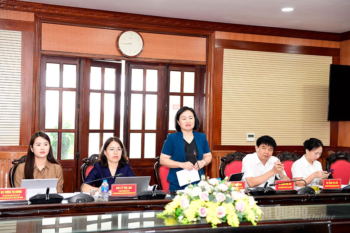 Tovarășul Pham Thuy Chinh, vicepreședintele Comisiei Economice și Financiare a Adunării Naționale, delegat al Adunării Naționale pentru cea de-a 15-a legislatură a provinciei, a luat cuvântul în cadrul sesiunii de lucru.