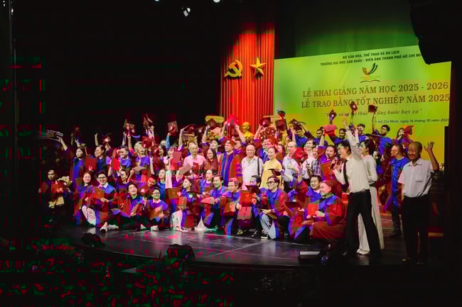 រោងមហោស្រព និងភាពយន្តមិនត្រឹមតែជាសិល្បៈប៉ុណ្ណោះទេ ថែមទាំងជាអាវុធដើម្បីកសាងប្រទេសវៀតណាមឱ្យរឹងមាំផងដែរ - រូបថត ៤. Sân khấu và điện ảnh không chỉ là nghệ thuật, mà còn là vũ khí để xây dựng một Việt Nam hùng cường - Ảnh 4.