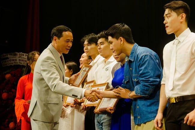 រោងមហោស្រព និងភាពយន្តមិនត្រឹមតែជាសិល្បៈប៉ុណ្ណោះទេ ថែមទាំងជាអាវុធដើម្បីកសាងប្រទេសវៀតណាមឱ្យរឹងមាំផងដែរ - រូបថត ៥. Sân khấu và điện ảnh không chỉ là nghệ thuật, mà còn là vũ khí để xây dựng một Việt Nam hùng cường - Ảnh 5.