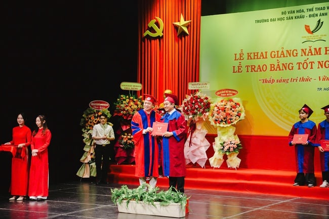 រោងមហោស្រព និងភាពយន្តមិនត្រឹមតែជាសិល្បៈប៉ុណ្ណោះទេ ថែមទាំងជាអាវុធដើម្បីកសាងប្រទេសវៀតណាមឱ្យរឹងមាំផងដែរ - រូបថត ៦. Sân khấu và điện ảnh không chỉ là nghệ thuật, mà còn là vũ khí để xây dựng một Việt Nam hùng cường - Ảnh 6.