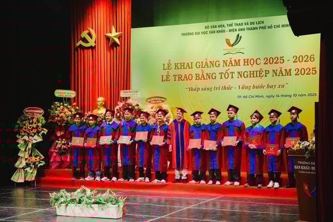 រោងមហោស្រព និងភាពយន្តមិនត្រឹមតែជាសិល្បៈប៉ុណ្ណោះទេ ថែមទាំងជាអាវុធដើម្បីកសាងប្រទេសវៀតណាមឱ្យរឹងមាំផងដែរ - រូបថត ៧. Sân khấu và điện ảnh không chỉ là nghệ thuật, mà còn là vũ khí để xây dựng một Việt Nam hùng cường - Ảnh 7.