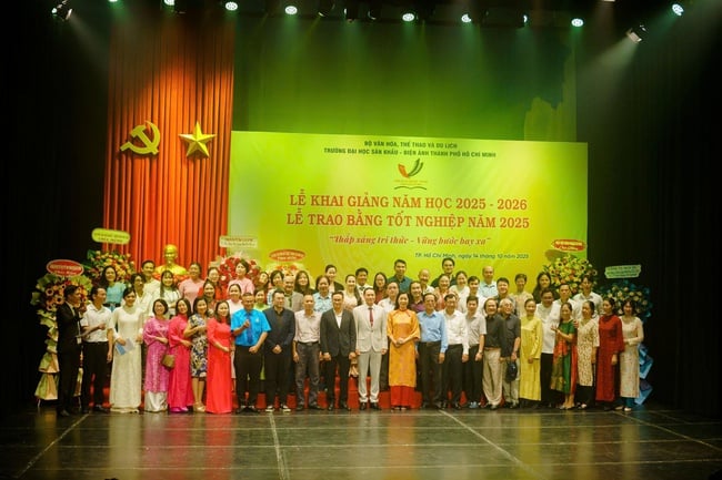 រោងមហោស្រព និងភាពយន្តមិនត្រឹមតែជាសិល្បៈប៉ុណ្ណោះទេ ថែមទាំងជាអាវុធដើម្បីកសាងប្រទេសវៀតណាមឱ្យរឹងមាំផងដែរ - រូបថត ៨. Sân khấu và điện ảnh không chỉ là nghệ thuật, mà còn là vũ khí để xây dựng một Việt Nam hùng cường - Ảnh 8.
