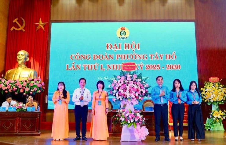 มุ่งมั่นสร้างสรรค์และเสริมสร้างสหภาพแรงงานไทโฮให้เข้มแข็งตั้งแต่รากหญ้า - ภาพที่ 2 Quyết tâm đổi mới, xây dựng Công đoàn Tây Hồ vững mạnh từ cơ sở- Ảnh 2.