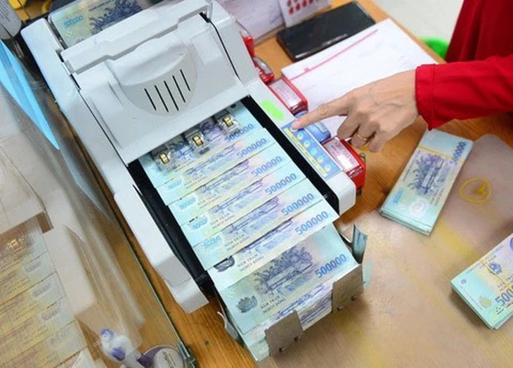 Menurut Kementerian Keuangan, pembayaran polis dan rezim bagi pensiunan pejabat, pegawai negeri sipil, dan pegawai negeri sipil akan selesai sebelum 15 Oktober. Foto: QUANG DINH