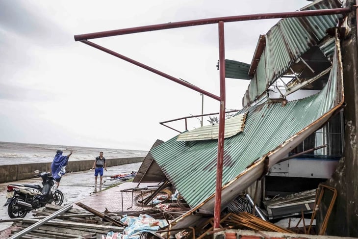 Stormen Bualoi skadade hus på Thien Cams kust (Ha Tinh) - Foto: NGUYEN KHANH