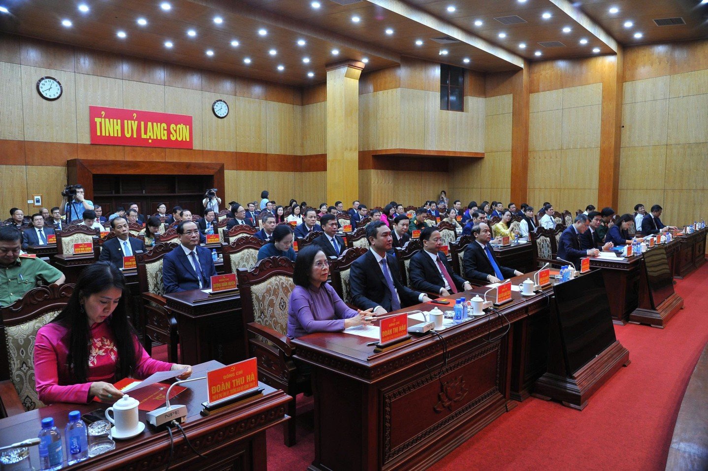 Delegații care participă la conferință