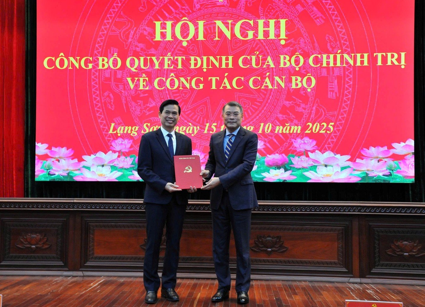 Tovarășul Le Minh Hung, membru al Biroului Politic, secretar al Comitetului Central al Partidului, șeful Comitetului Central de Organizare, a prezentat decizia tovarășului Hoang Quoc Khanh, secretarul Comitetului de Partid al Provincialului Lang Son.