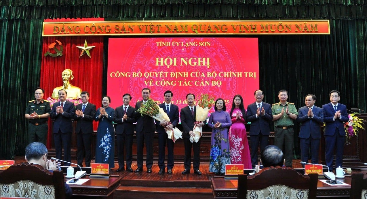 Comitetul permanent al Comitetului de partid al provinciei Lang Son a oferit flori pentru a-i felicita pe tovarășii Hoang Quoc Khanh și pe tovarășii Hoang Van Nghiem.