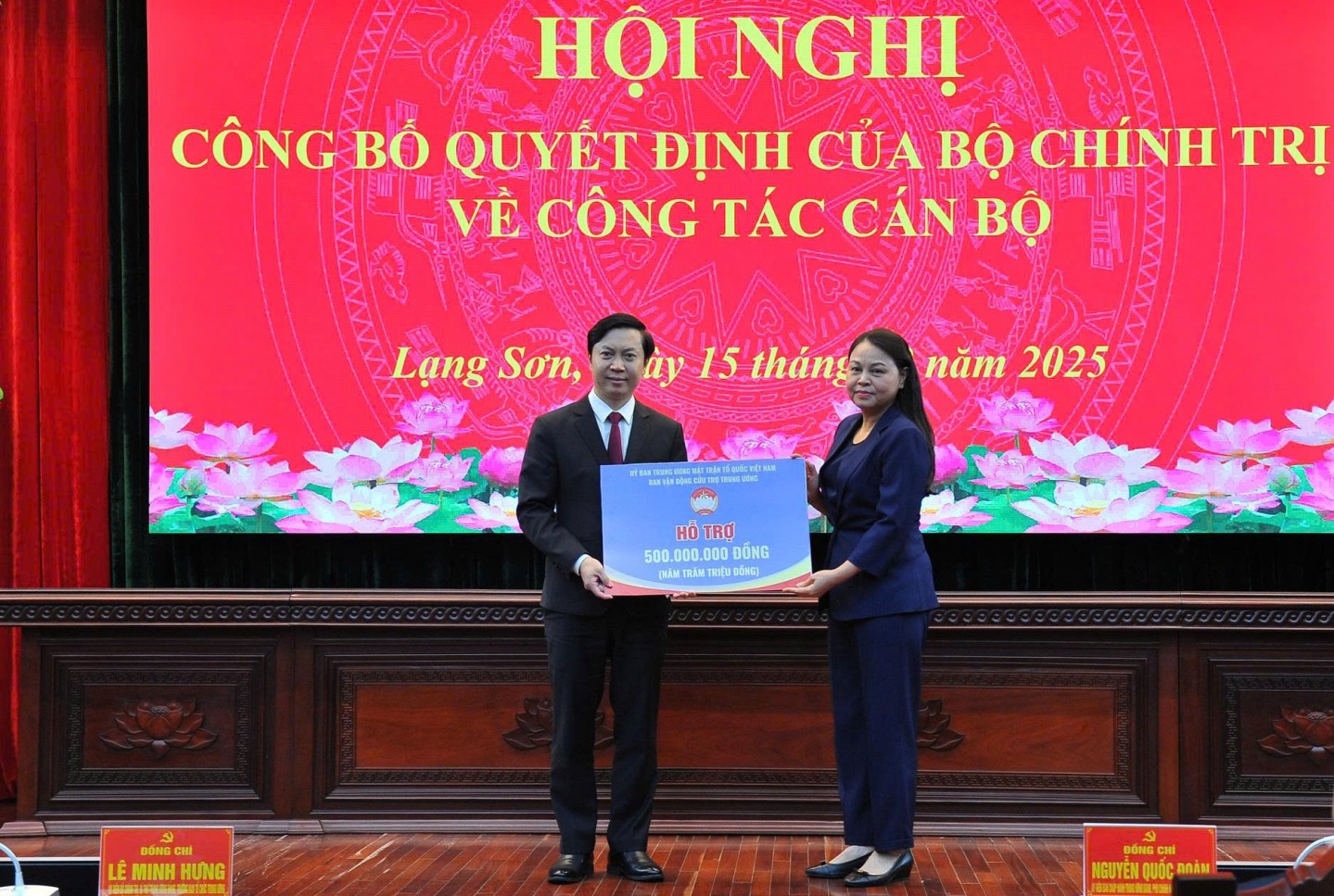 Comitetul Central al Frontului Patriei Vietnam a acordat fonduri pentru a sprijini provincia în depășirea consecințelor cauzate de furtuni.