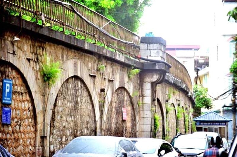The nearly 850m long viaduct section is designed in an arched style, including 130 arches numbered from 2 to 131.