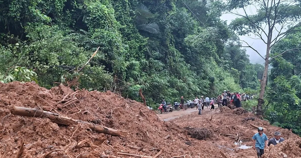 Sạt lở nghiêm trọng, hơn 800 hộ dân xã vùng cao Nghệ An bị cô lập