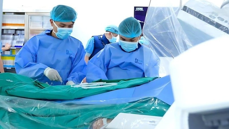 Teamet utförde stentplacering i höger kranskärl under vägledning av intravaskulärt ultraljud (IVUS).