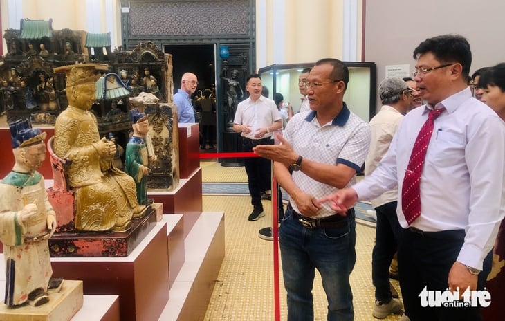 Mengagumi patung keramik Kaisar Giok dan Raja Neraka dari Saigon kuno - Foto 2. Độc đáo bộ tượng Ngọc Hoàng, Diêm Vương bằng gốm Sài Gòn xưa - Ảnh 2.