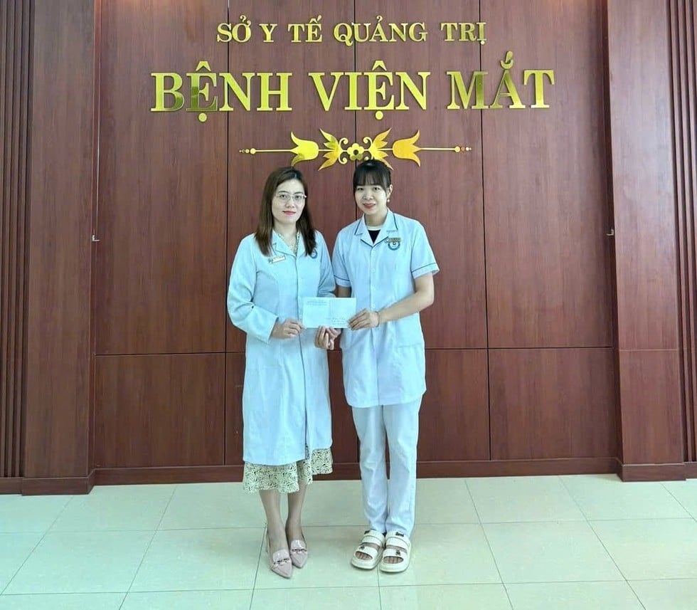 សង្គ្រោះបុរសអាយុ ៧២ឆ្នាំ ដែលគាំងបេះដូងស្លាប់ភ្លាមៗនៅបន្ទប់សង្គ្រោះរបស់មន្ទីរពេទ្យ - រូបថត ១. Cứu cụ ông 72 tuổi bất ngờ ngừng tim tại sảnh bệnh viện- Ảnh 1.