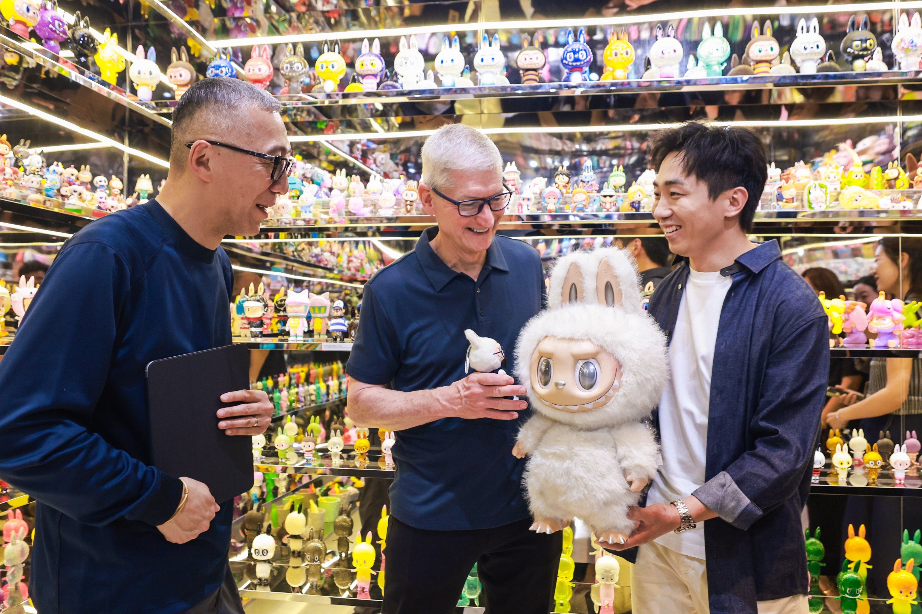 Tim Cook Trung Quoc,  iPhone 17 Pro Max,  trien lam Labubu,  do choi Pop Mart anh 1