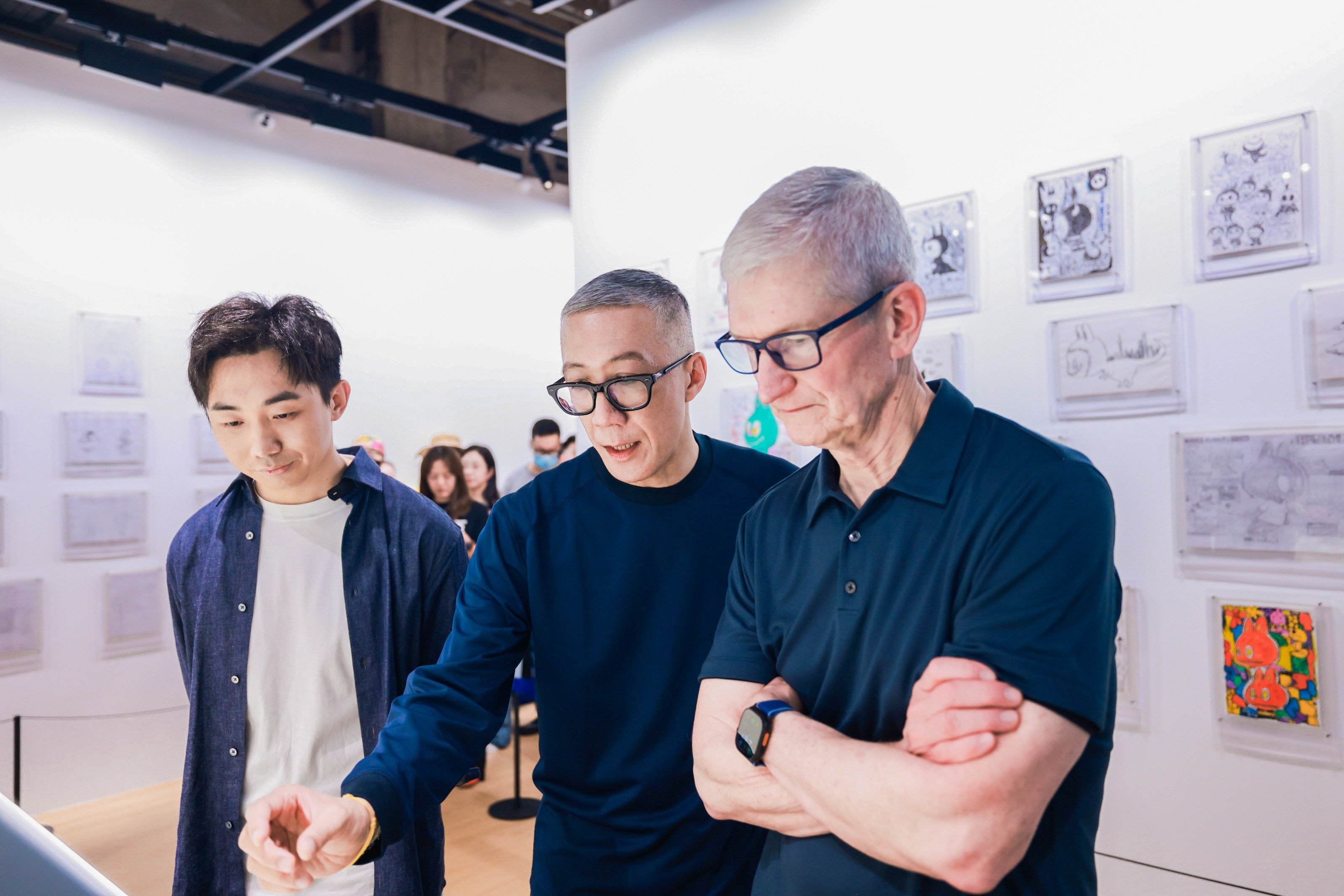 Tim Cook Trung Quoc,  iPhone 17 Pro Max,  trien lam Labubu,  do choi Pop Mart anh 2