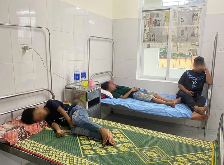 Quarenta alunos do Internato Primário Kim Thuy precisaram ser hospitalizados após uma refeição no internato. O estado de saúde deles agora é estável e eles já receberam alta.