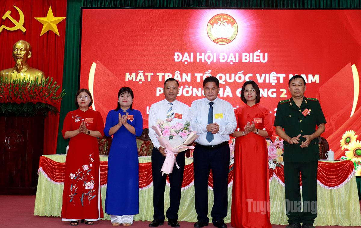 Comrade Vang Seo Con, Member of the Provincial Party Standing Committee, Secretary of the Party Committee of Ha Giang 2 Ward presented flowers to congratulate the Congress.
