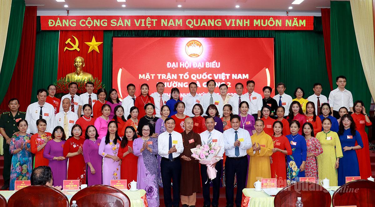 The Vietnam Fatherland Front Committee of Ha Giang Ward 2, term 2025-2030, was introduced to the Congress.