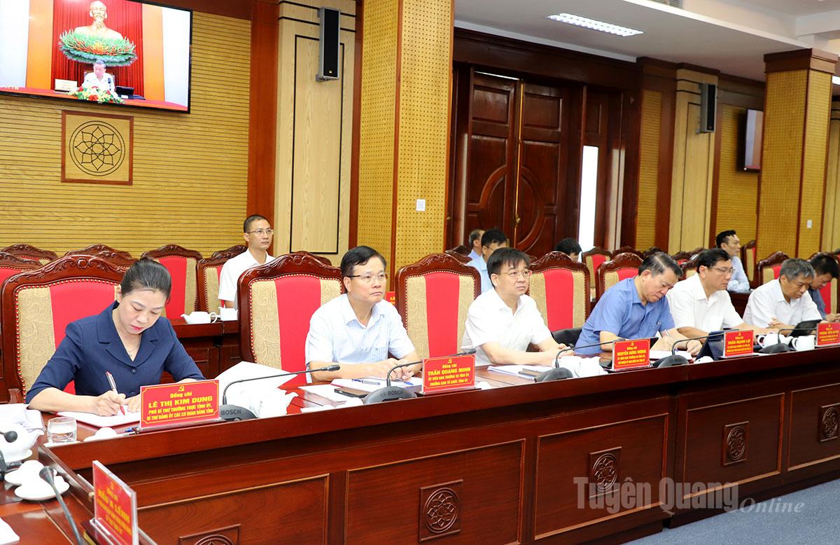 La secrétaire adjointe permanente du Comité provincial du Parti, Le Thi Kim Dung, et les membres du Comité directeur ont assisté à la conférence.