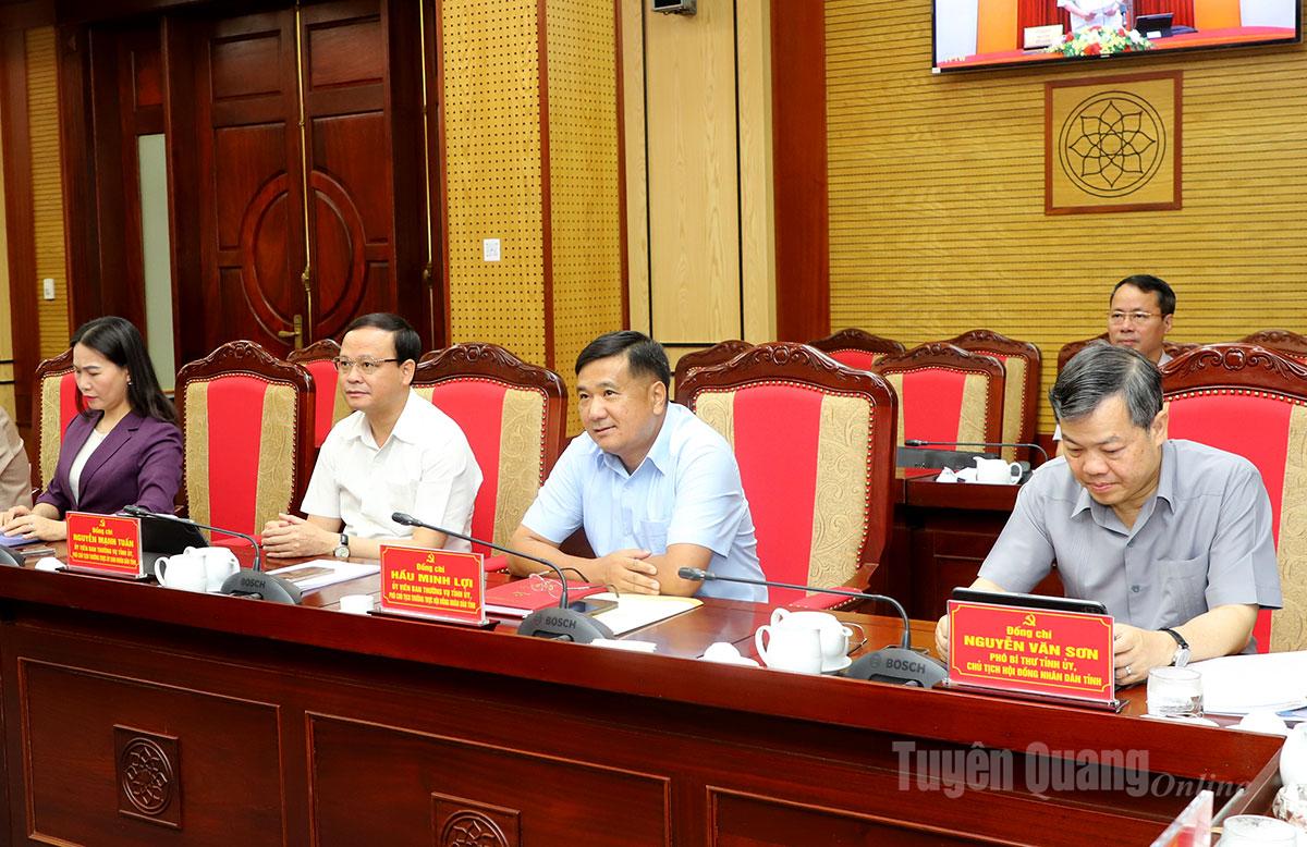 Le secrétaire adjoint du Comité provincial du Parti, le président du Conseil populaire provincial, Nguyen Van Son et les membres du Comité directeur ont assisté à la conférence.
